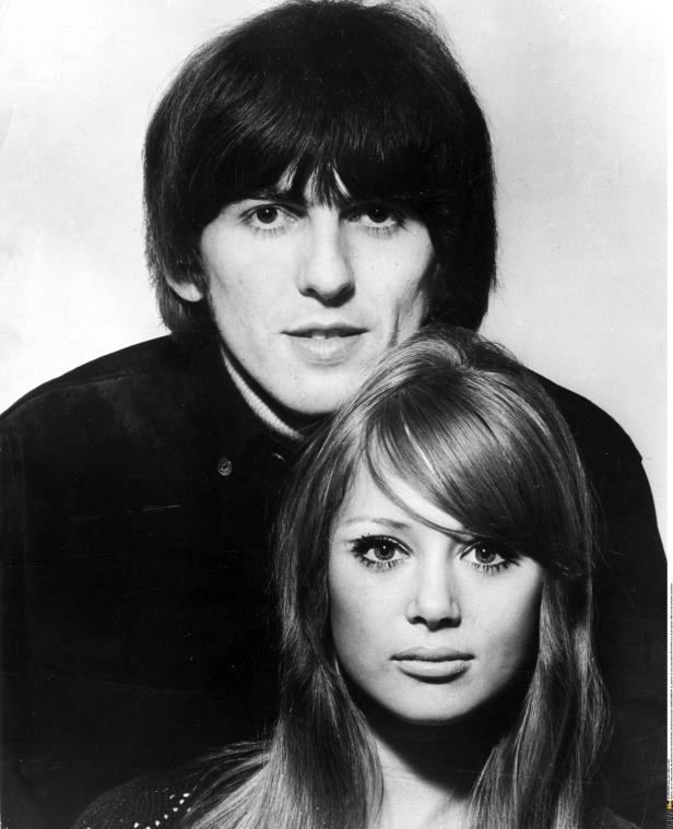 Ein Schwarzweißporträt von George Harrison und Pattie Boyd.