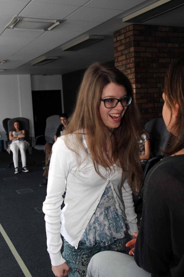 Eine junge Frau namens Veronika unterhält sich angeregt mit einer anderen Person.