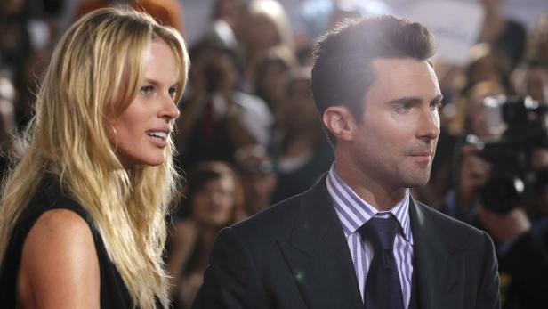 Adam Levine und Behati Prinsloo posieren auf einem Event.