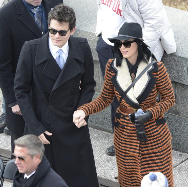 Katy Perry und John Mayer halten Händchen und tragen Mäntel und Sonnenbrillen.