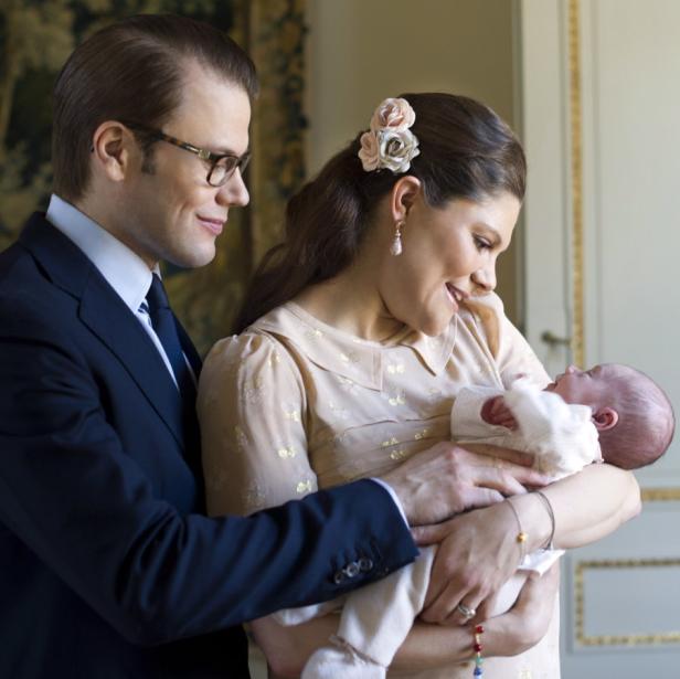 Prinz Carl Philip und Prinzessin Sofia mit ihrem neugeborenen Kind.