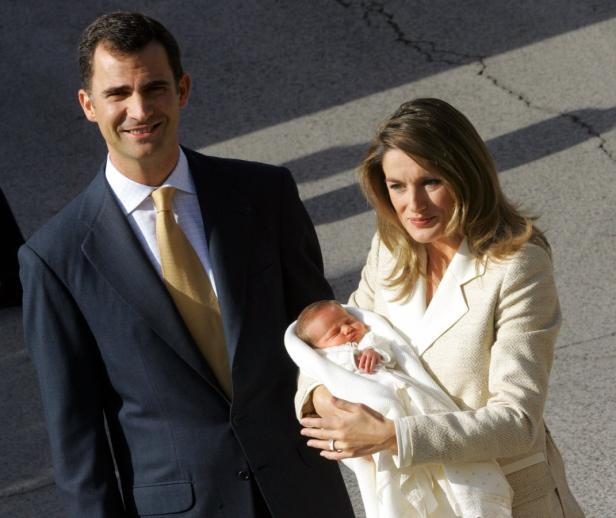 König Felipe VI. und Königin Letizia präsentieren ihr neugeborenes Kind.