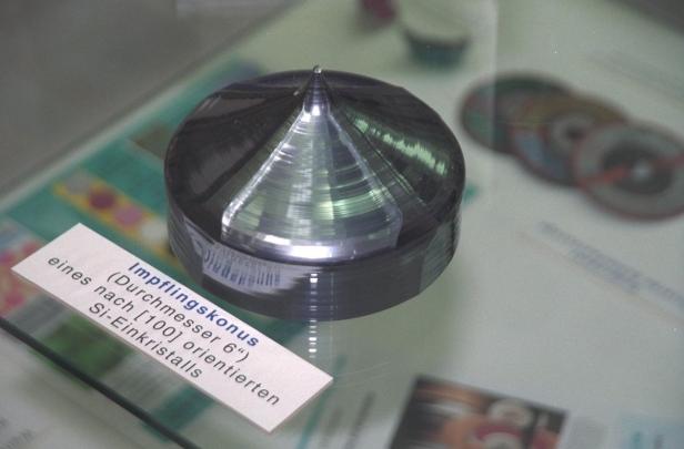 Ein Impflingskonus (Durchmesser 6") aus einem nach [100] orientierten Si-Einkristall.