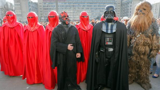 Eine Gruppe von Menschen, verkleidet als Charaktere aus „Star Wars“, steht in einer Reihe.
