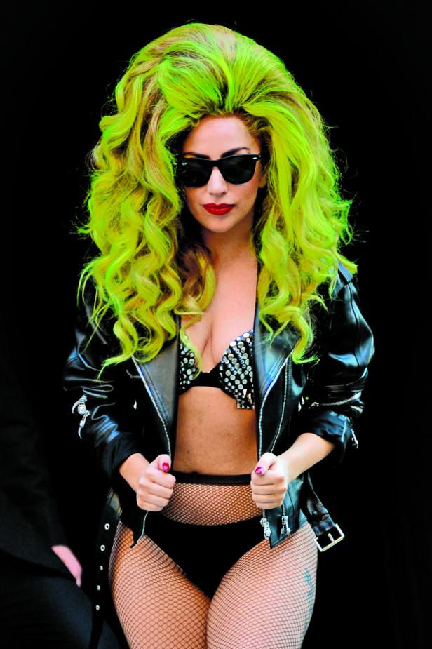 Lady Gaga mit neon-grünem Haar, Sonnenbrille und Lederjacke.