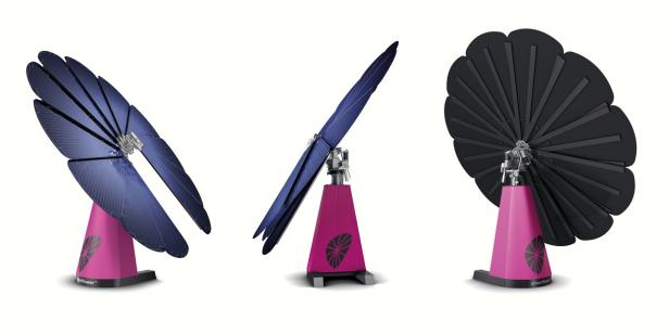 Drei Smartflower-Solarmodule in verschiedenen Ausrichtungen auf rosafarbenen Sockeln.