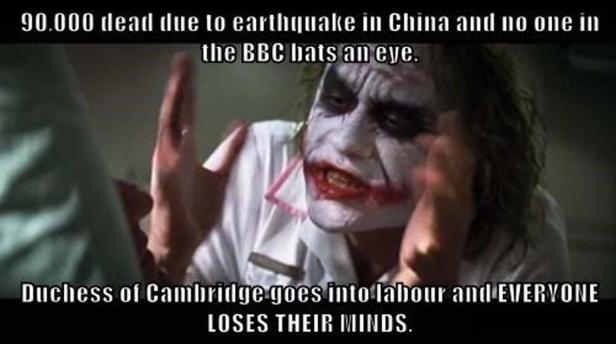 Ein Mann, geschminkt wie der Joker, mit einem Text über die Reaktion auf ein Erdbeben in China und die Herzogin von Cambridge.