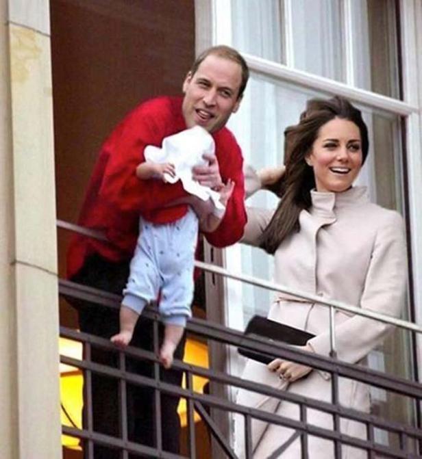 Prinz William und Kate Middleton präsentieren ihr Baby auf dem Balkon.