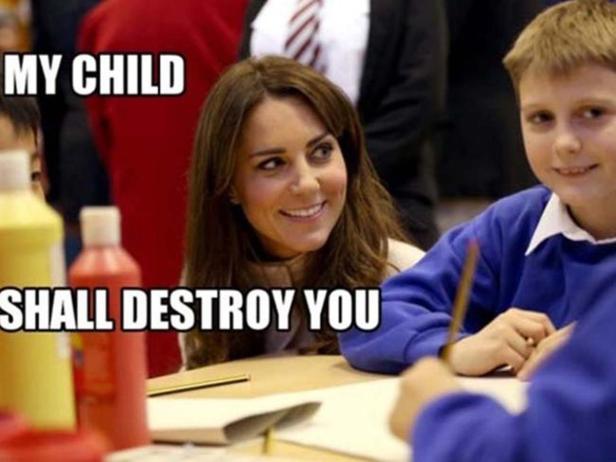 Kate Middleton schaut einem Jungen zu, der an einem Tisch sitzt und malt.