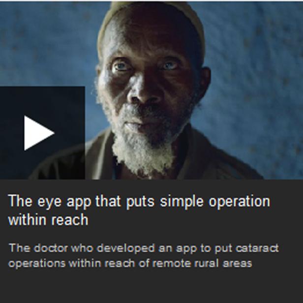 Ein älterer Mann mit Bart blickt in die Kamera; im Hintergrund ein Hinweis auf eine Augen-App für Operationen.