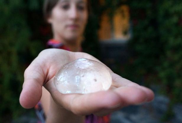 Eine Frau hält eine durchsichtige, gallertartige Kugel in ihrer Hand.