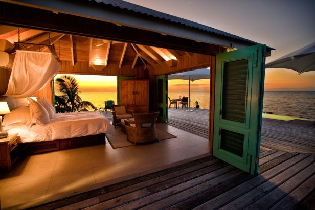 Blick aus einem luxuriösen Strandhaus auf den Sonnenuntergang über dem Meer.