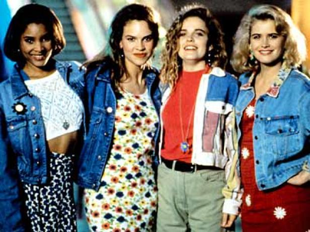 Die Schauspielerinnen Hilary Swank, Sarah Michelle Gellar und Kristy Swanson posieren zusammen.