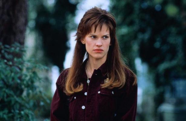 Hilary Swank blickt ernst in die Ferne.
