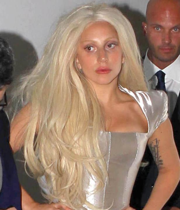Lady Gaga mit langem, blondem Haar und silbernem Kleid.