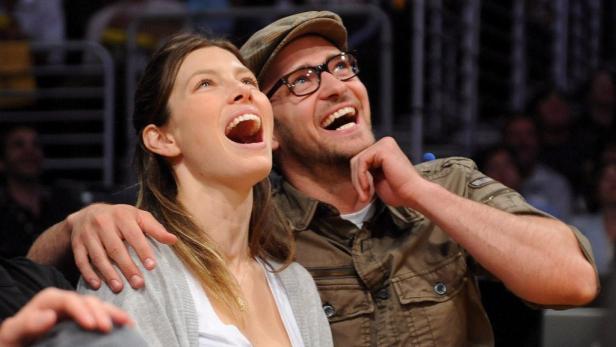 Jessica Biel und Justin Timberlake schauen lachend zu.