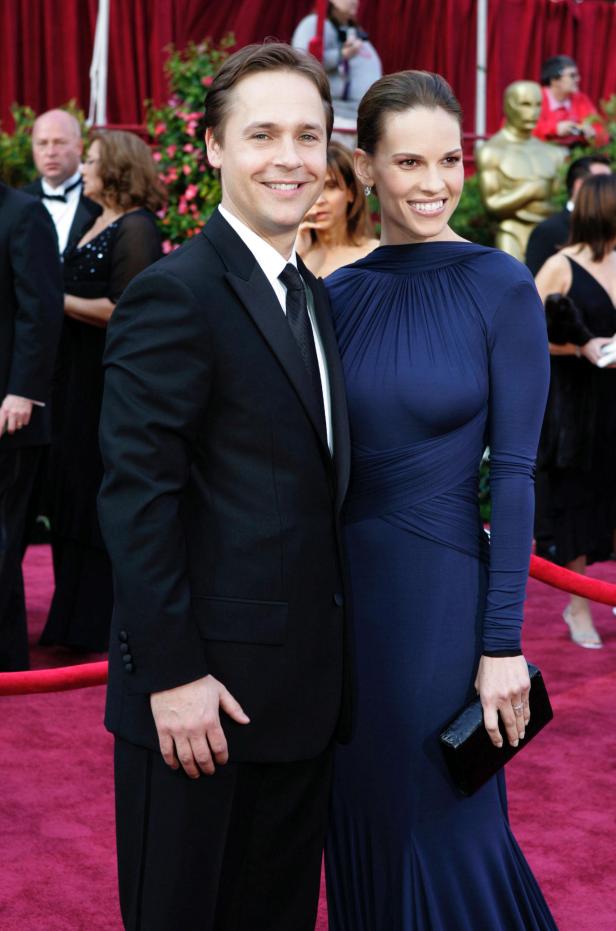 Hilary Swank und Chad Lowe posieren auf dem roten Teppich.