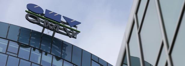 Das OMV-Logo auf einem modernen Bürogebäude.