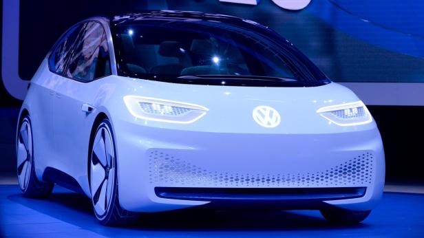 Ein weißes Volkswagen ID Konzeptfahrzeug auf einer Automobilausstellung.