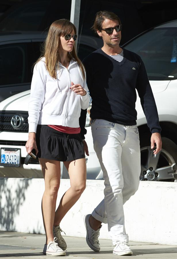 Hilary Swank und ihr Mann Philip Schneider spazieren auf der Straße.