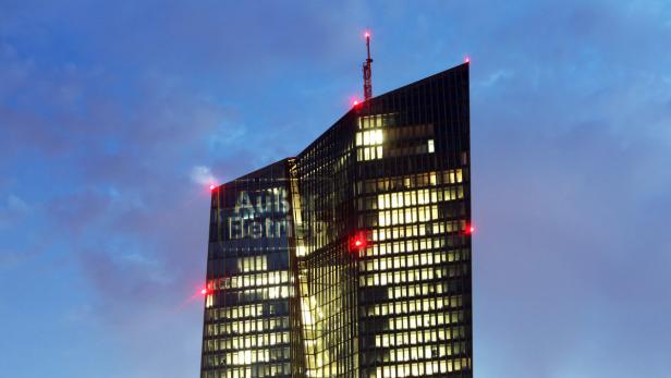Die Europäische Zentralbank in Frankfurt am Main bei Dämmerung.