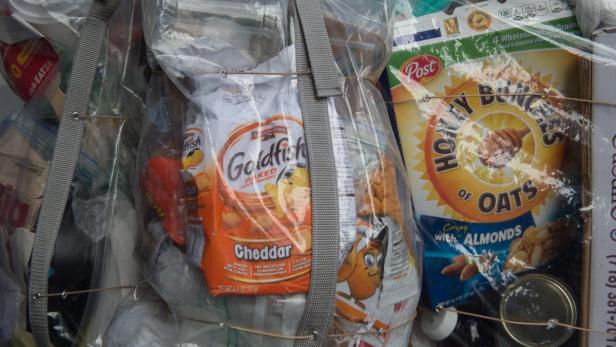 Ein mit verschiedenen Snacks wie Goldfish und Honey Bunches of Oats gefüllter durchsichtiger Beutel.