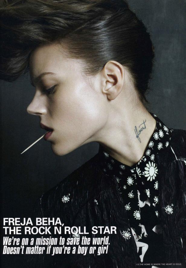 Freja Beha mit einem Zahnstocher im Mund und einem Tattoo am Hals.
