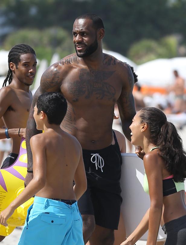 LeBron James mit anderen Personen am Strand.