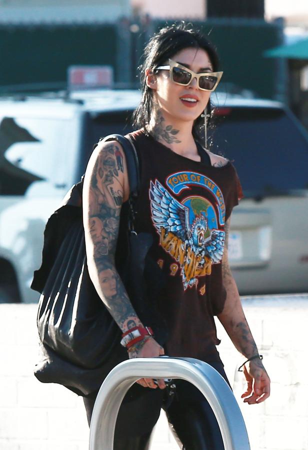 Kat Von D mit Tätowierungen, Sonnenbrille und Rucksack auf der Straße.