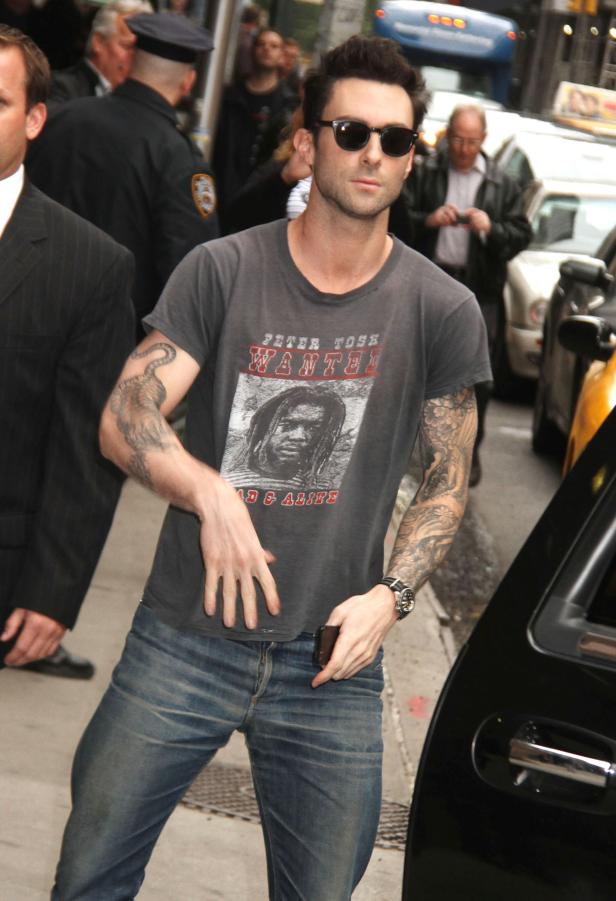 Adam Levine mit Tätowierungen und einem T-Shirt mit Peter Tosh darauf.