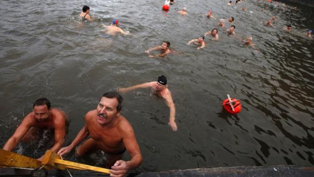 Hartgesottene Prager Winterschwimmer