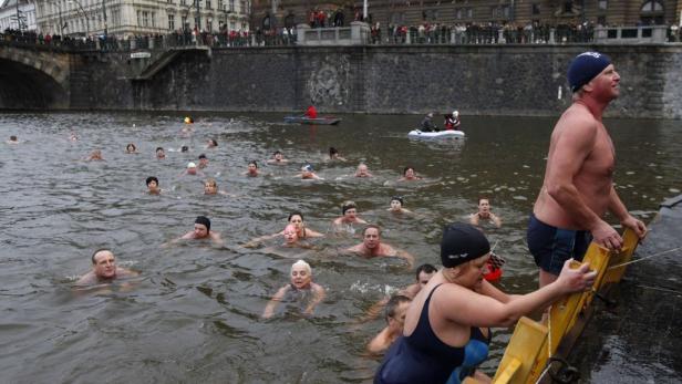 Hartgesottene Prager Winterschwimmer