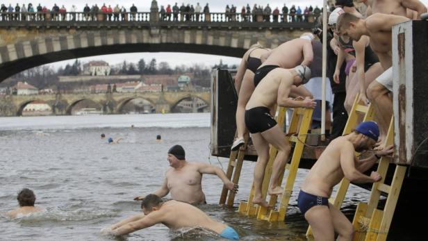Hartgesottene Prager Winterschwimmer