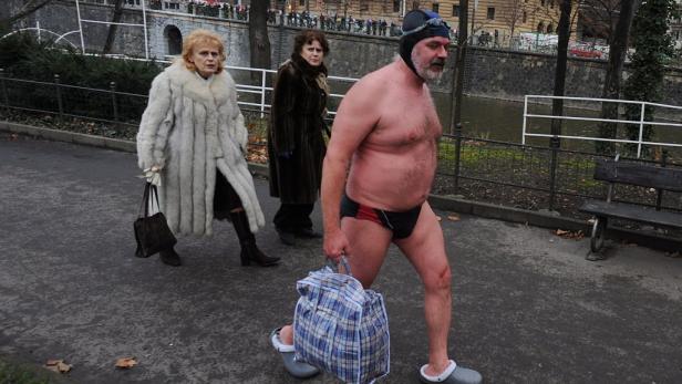 Hartgesottene Prager Winterschwimmer