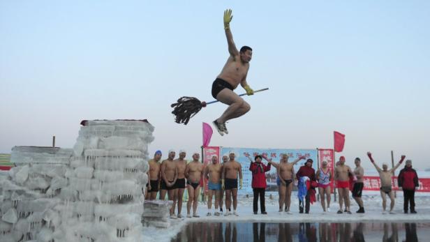 Hartgesottene Prager Winterschwimmer