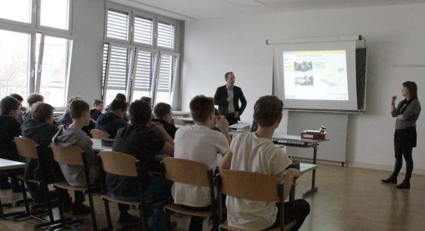 Ein Lehrer hält einen Vortrag vor einer Klasse von Schülern.