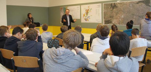 Ein Lehrer hält einen Vortrag vor einer Klasse von Schülern.