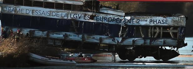 Ein verunglückter Zug „Rame d'essais de la LGV est européenne 2ème phase“ liegt neben einem Fluss.