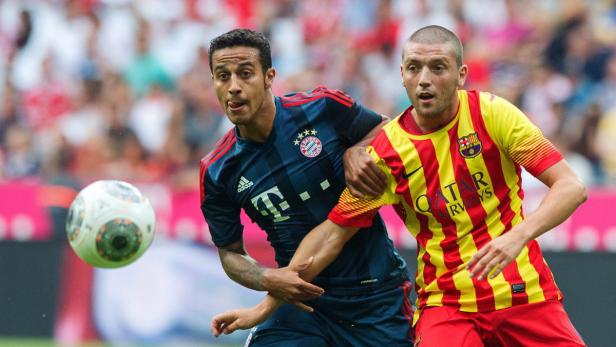 Zwei Fußballspieler kämpfen um den Ball während eines Spiels.