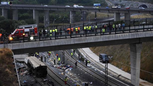 Ein Zugunglück mit Rettungskräften und einem Feuerwehrwagen vor Ort.