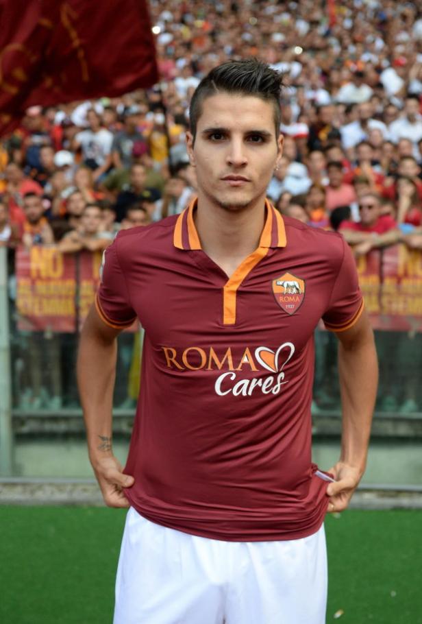 Ein Fußballspieler der AS Rom in seinem Trikot vor einer Zuschauermenge.