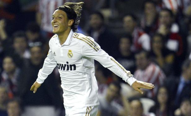 Mesut Özil jubelt im Trikot von Real Madrid.