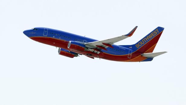 Ein blau-rot-gelbes Flugzeug von Southwest Airlines startet.