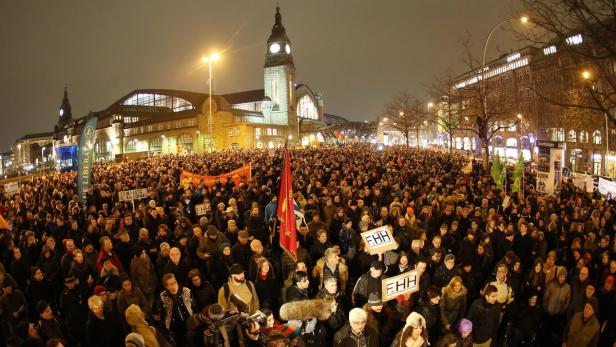 Tausende demonstrieren gegen Pegida