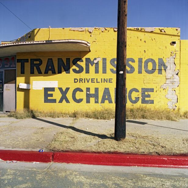Die Fassade eines gelben Gebäudes mit der Aufschrift „Transmission Driveline Exchange“.