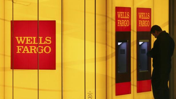 Ein Mann benutzt einen Geldautomaten von Wells Fargo.