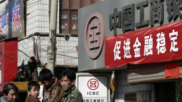 Eine Gruppe von Menschen steht vor einer Filiale der ICBC Bank in China.