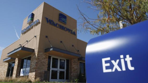 Ein Wachovia-Bankgebäude an einem sonnigen Tag mit einem blauen Schild mit der Aufschrift „Exit“ im Vordergrund.