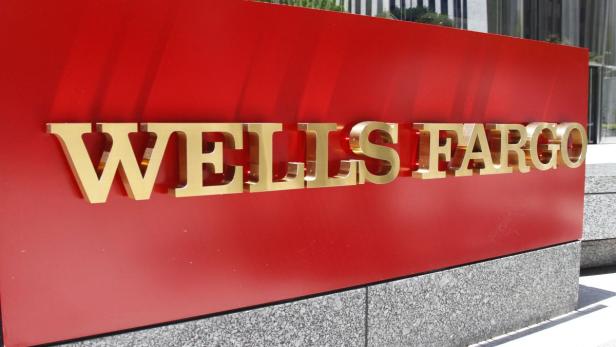 Das goldene „Wells Fargo“-Logo an einer roten Wand.