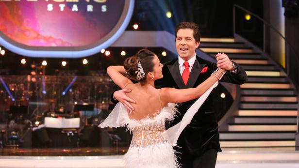 Ein Tanzpaar auf der Bühne von „Dancing Stars“.